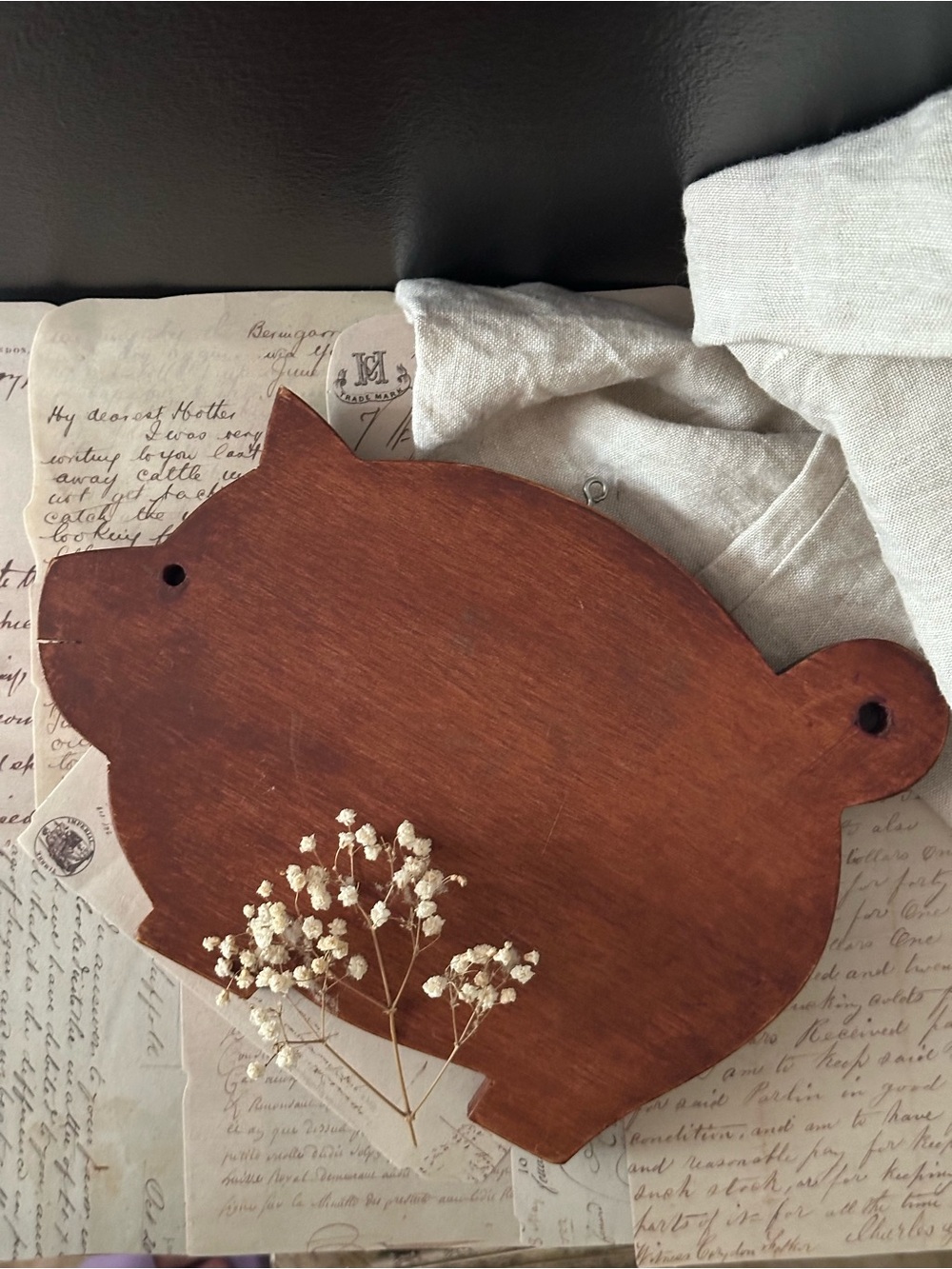 Wood Pig-Shaped Cutting/Serving Board, Small, Medium Brown, Hanging Hole